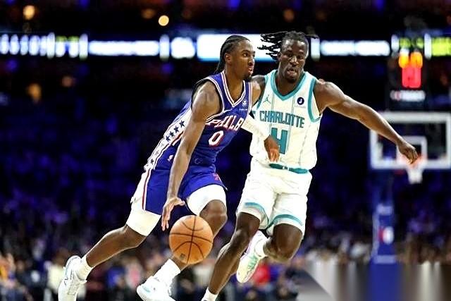 末节逆转10分，费城赢了。
但全场最扎心的一幕，是第四节那帮年轻人疯了一样追分的