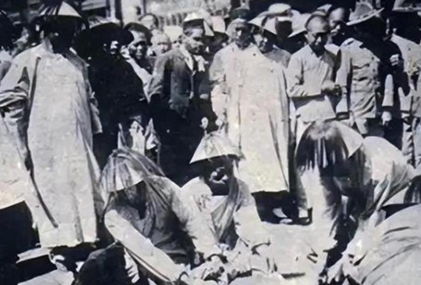 1900年，“黄莲圣母”不幸被八国联军抓获，联军对她所谓的“法术”充满好奇，对她