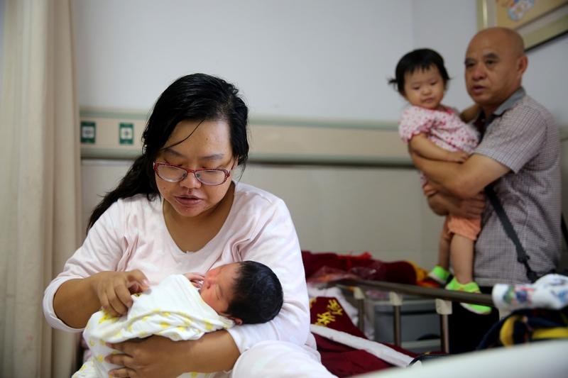 生了二胎，才懂什么叫身不由己。
 
老大要陪，老二要抱，
一天到晚连轴转。
 