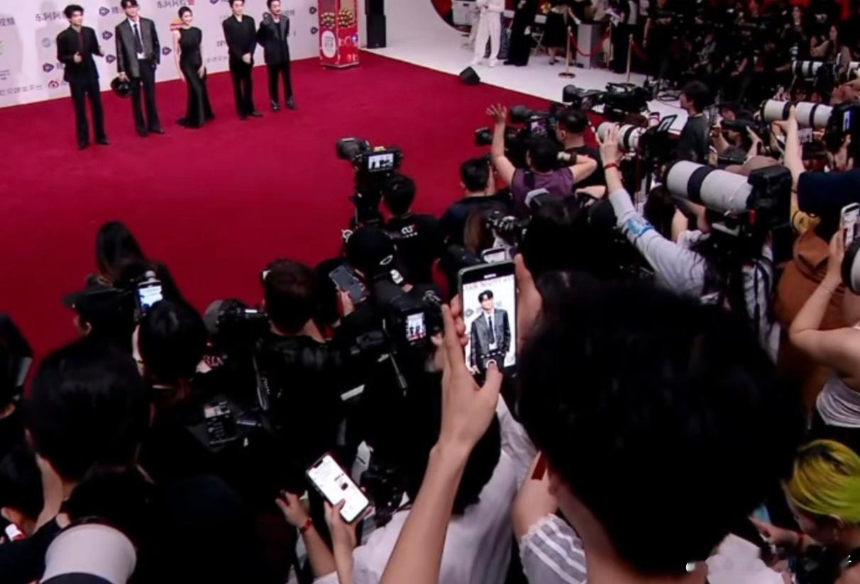 星光大赏红毯哥们，你用的啥手机能不能告诉我，全程就看你手机了。 