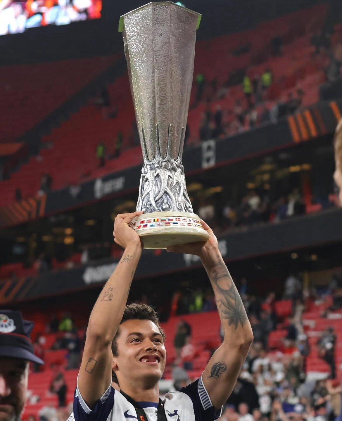 跟队记者Alasdair Gold，如果布伦南离队，这将是热刺连续第三年出售上赛