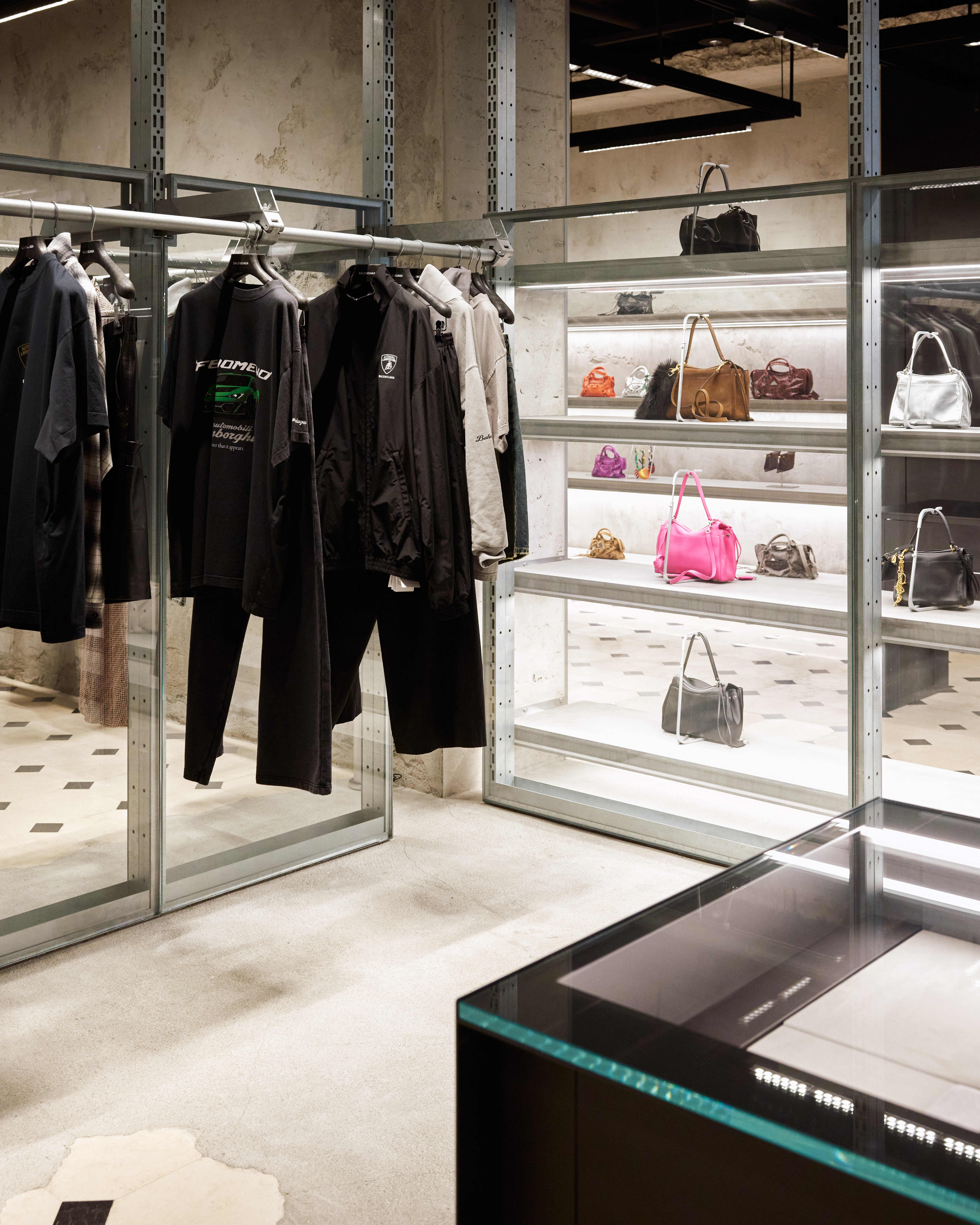 昨天Balenciaga在上海兴业太古汇旗舰店举办了一场派对，这次主角是全新Ho