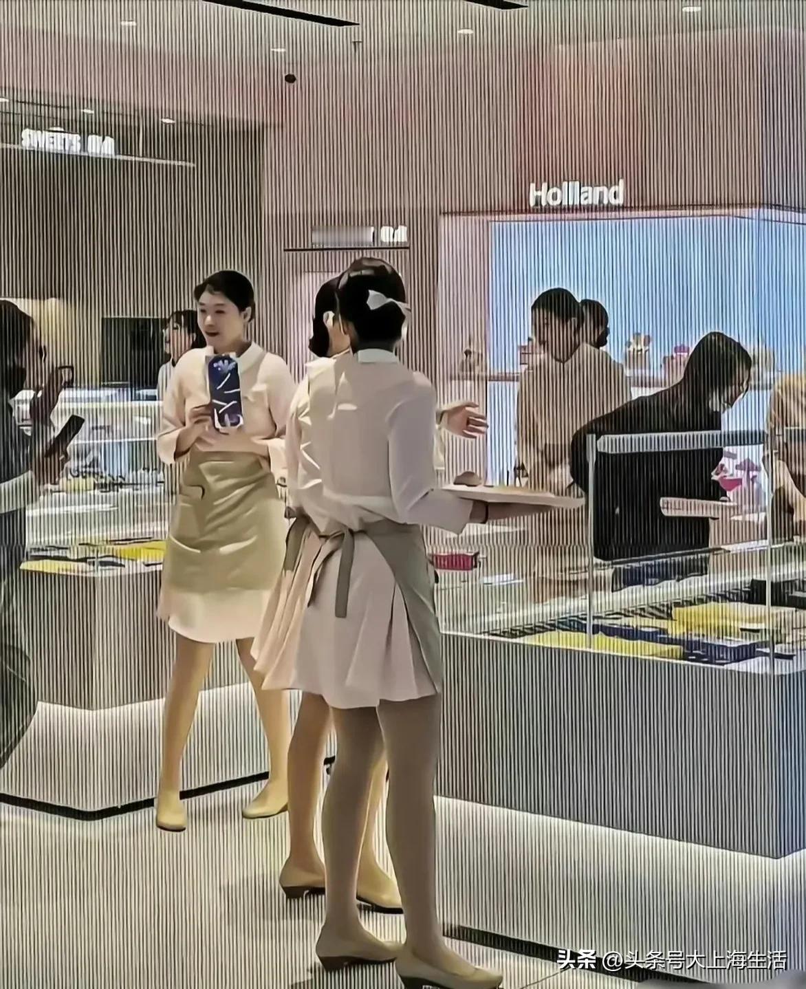好利来的服务员，就凭身上的制服，看得出老板是个有品味的人。 ​