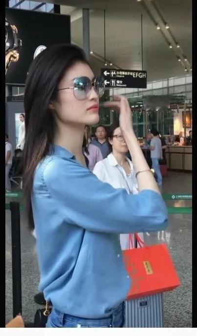 看看路人的眼神就知道何穗有多漂亮，多惊艳。路人们都专门跑到何穗跟前看何穗的美貌。