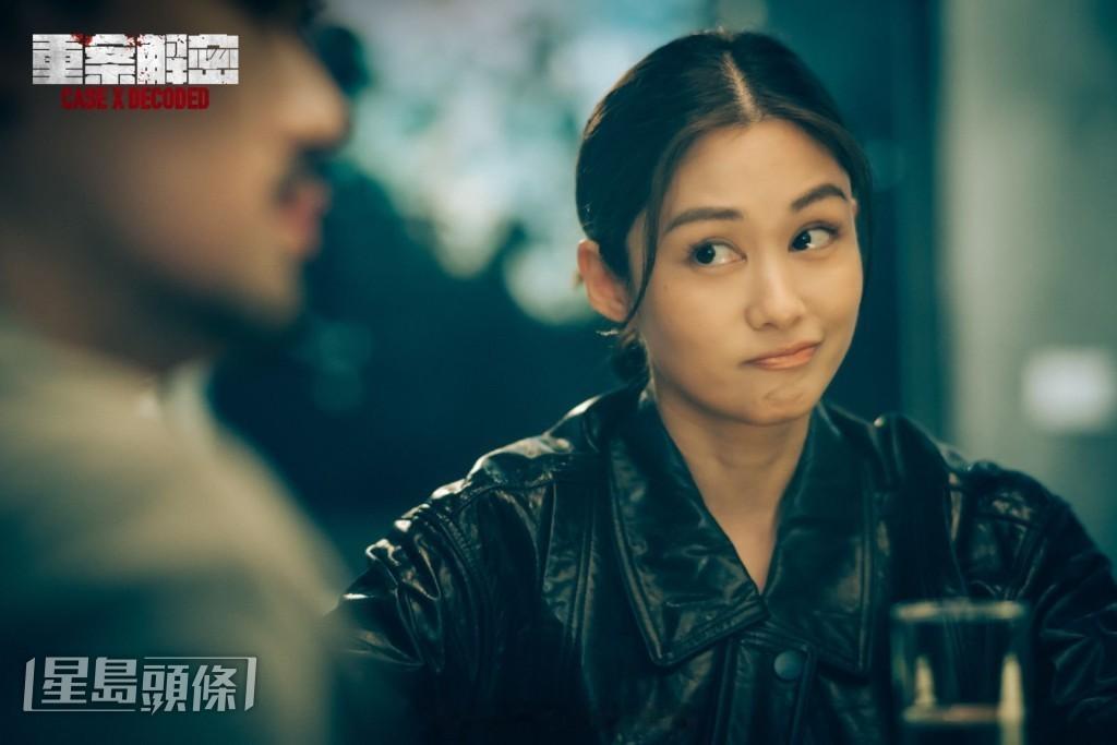 星岛：岑丽香全力突破戏路 跳出甜美形象塑造硬朗女警形象早年岑丽香凭借甜美外形走红