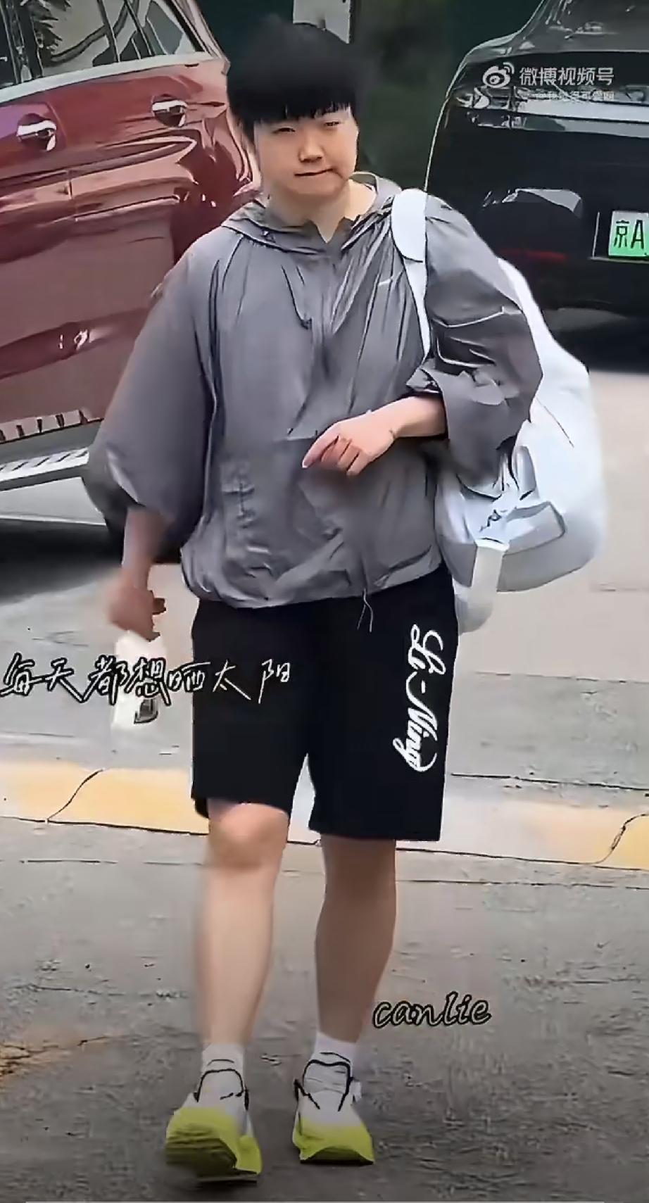 今天新鲜上训的孙颖莎[赞][大笑]！
莎莎一改平日白色装扮，穿着一身深色休闲短袖