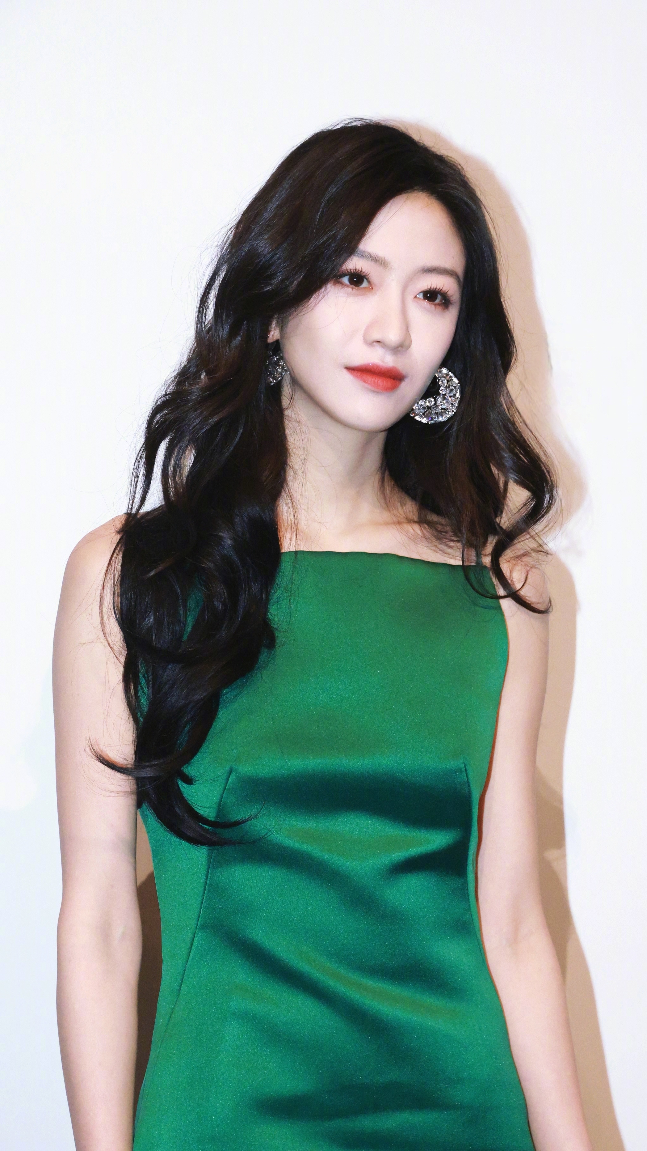 今日份的向涵之，绿裙、红唇、大波浪00花里少见的成熟风情款