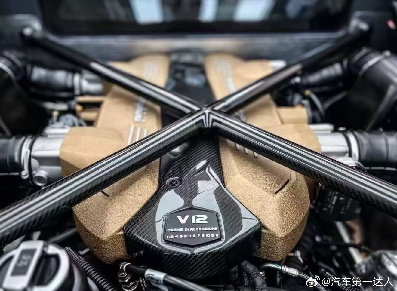 兰博基尼SVJ，高定版配色，灰黑橙！ 