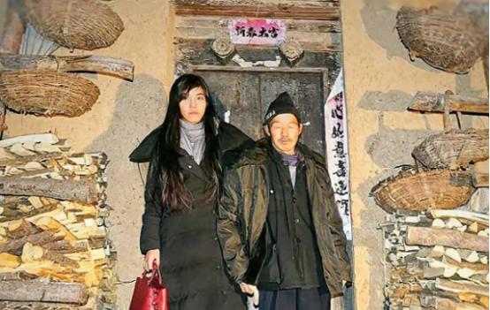 1998年，浙江一对夫妻因工作忙碌，将年仅5岁的女儿送到陕西商洛的一个贫困家庭寄