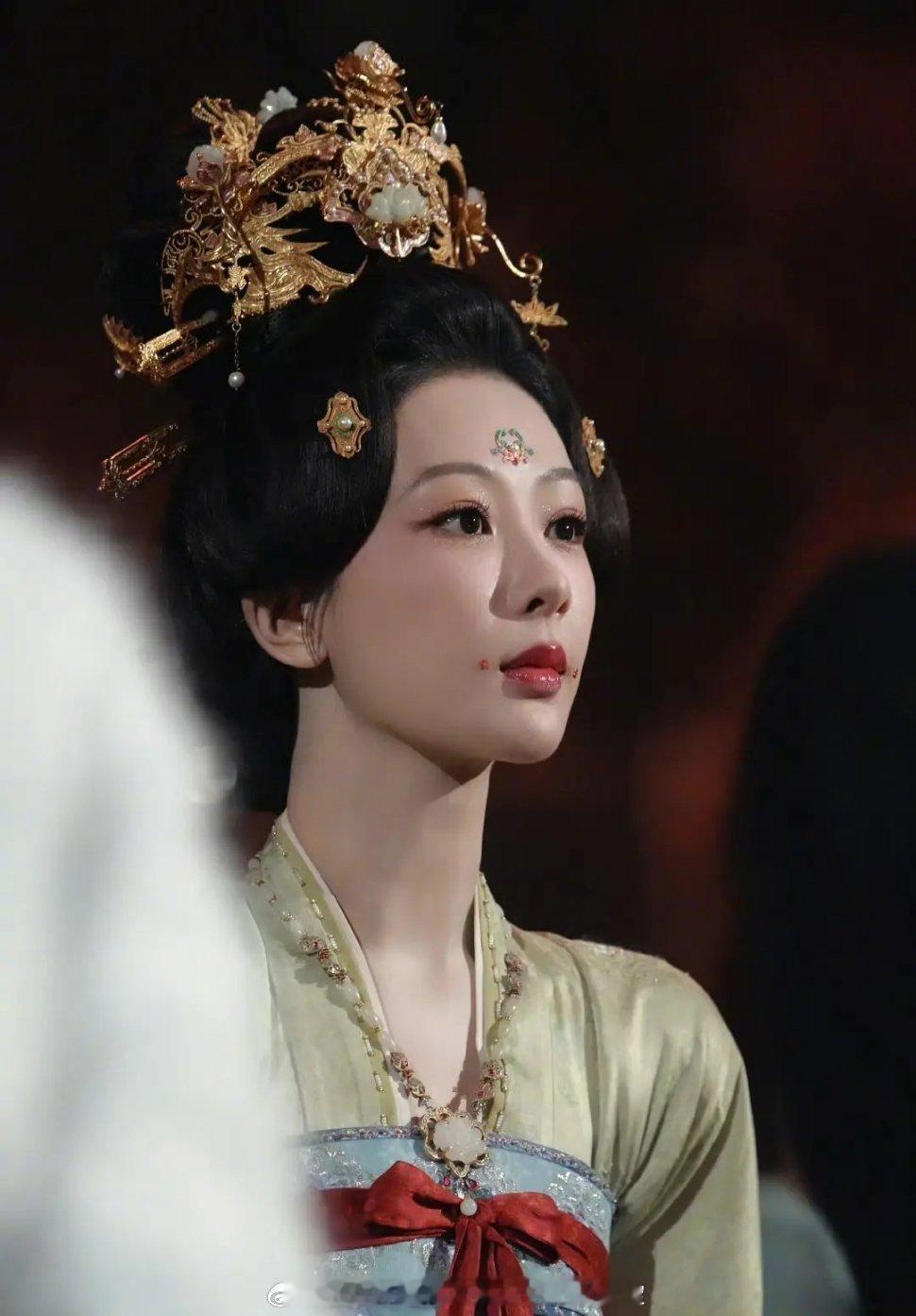 虞书欣又当站姐了 虞书欣拍的杨紫好漂亮啊不愧是在小韩追过星的人说实话第一次看清楚