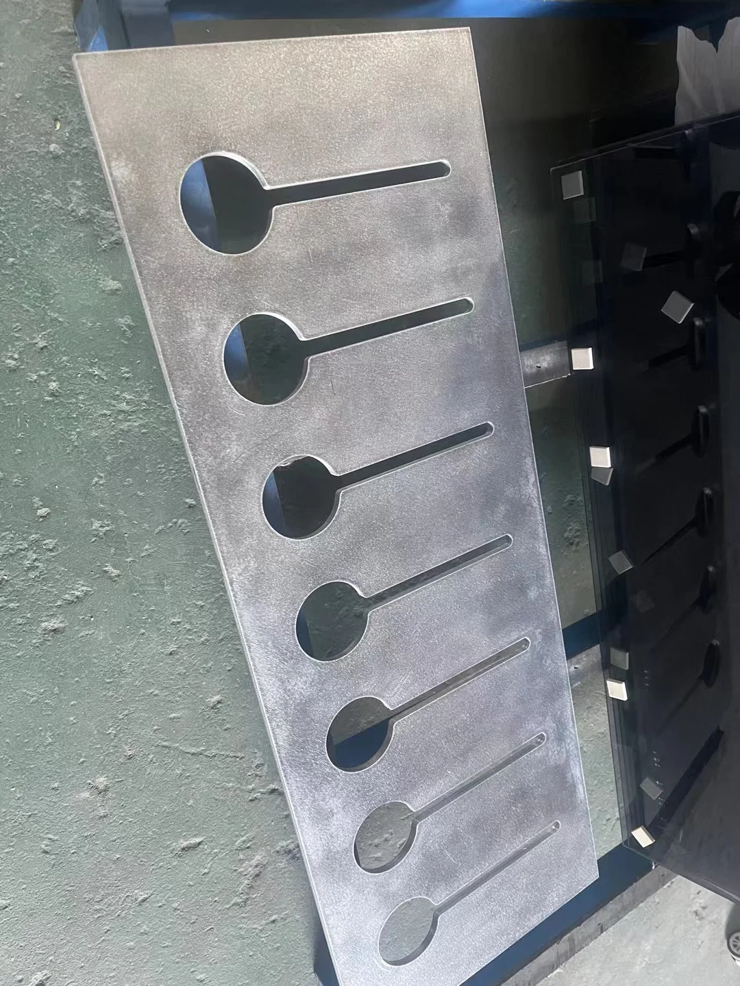 高定后烤漆酒架是这么做的