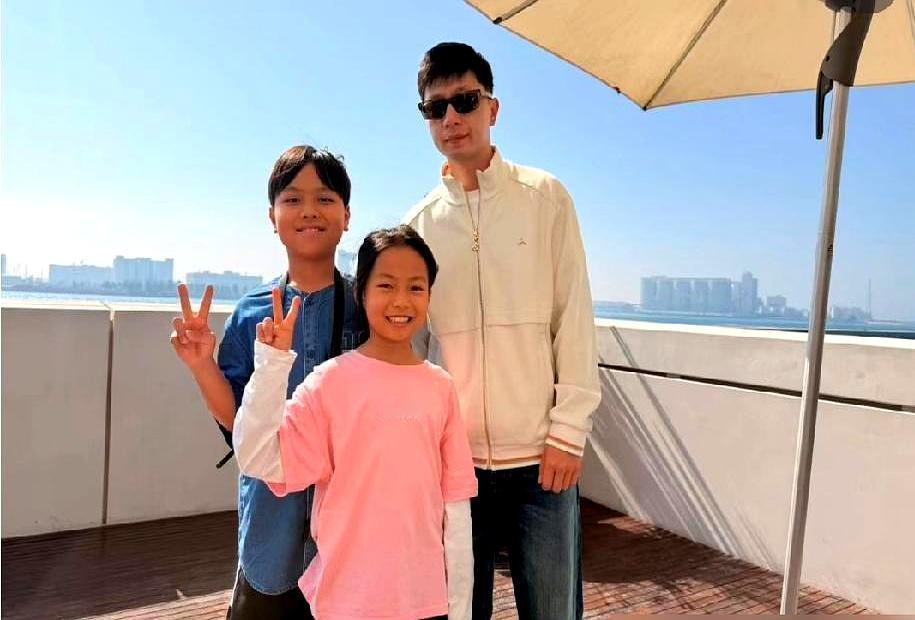 年入3500万，老婆身上裙子400块。
 

迪拜街头，网友镜头下的马龙老婆夏露