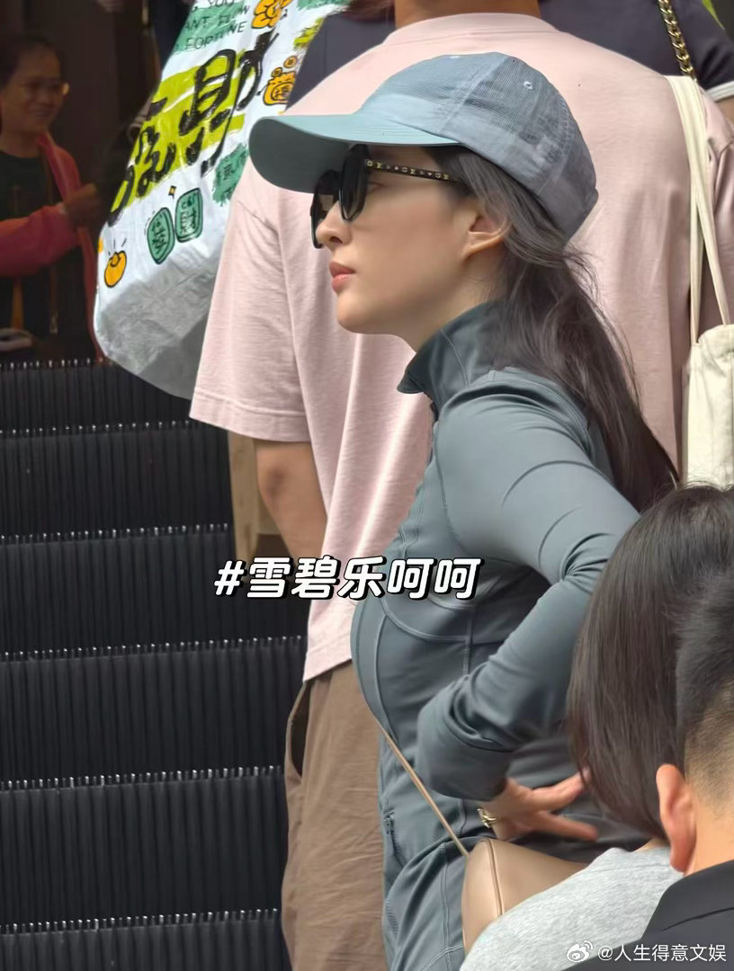 路人香港偶遇刘亦菲刘亦菲被偶遇侧颜 有路人香港偶遇了刘亦菲！好美的侧颜！好牛的状