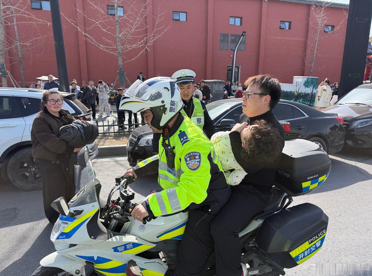 开封铁骑紧急护送就医】2月20日（正月初四），东京大道万岁山景区周边持续迎来出行