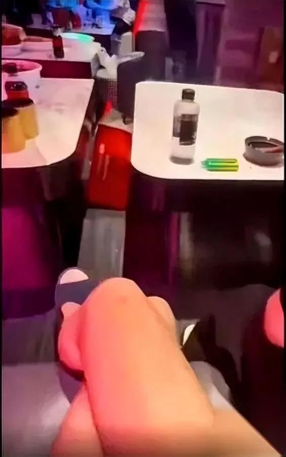 郭麒麟被坑了！

私聚被曝竟是熟人捅刀？

本以为在朋友别墅的私密聚会，能卸下明