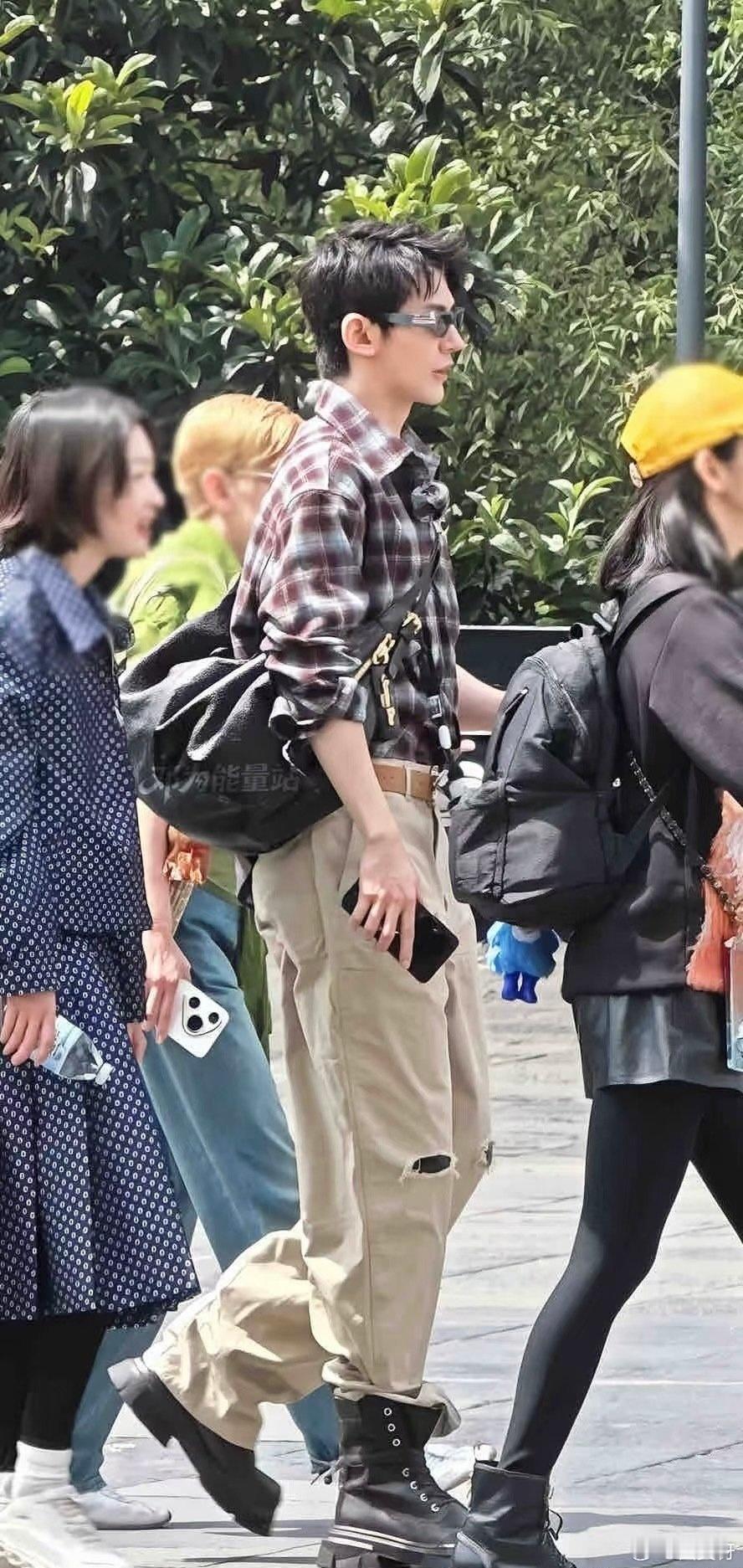 邓为主要是有气质身材好颜值高，不是衣服好看，是穿在他身上好看，说真的，我觉得邓为