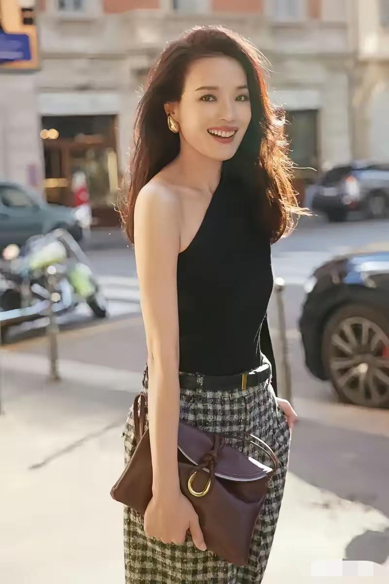 49岁的舒淇，就算不拍戏、不营业，也照样能稳站内娱天花板。

她最值钱的从来不是