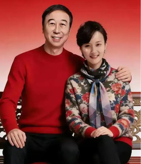 1983年，相声演员冯巩和天津市第26中学的同学艾慧领了结婚证，因为解决不了北京