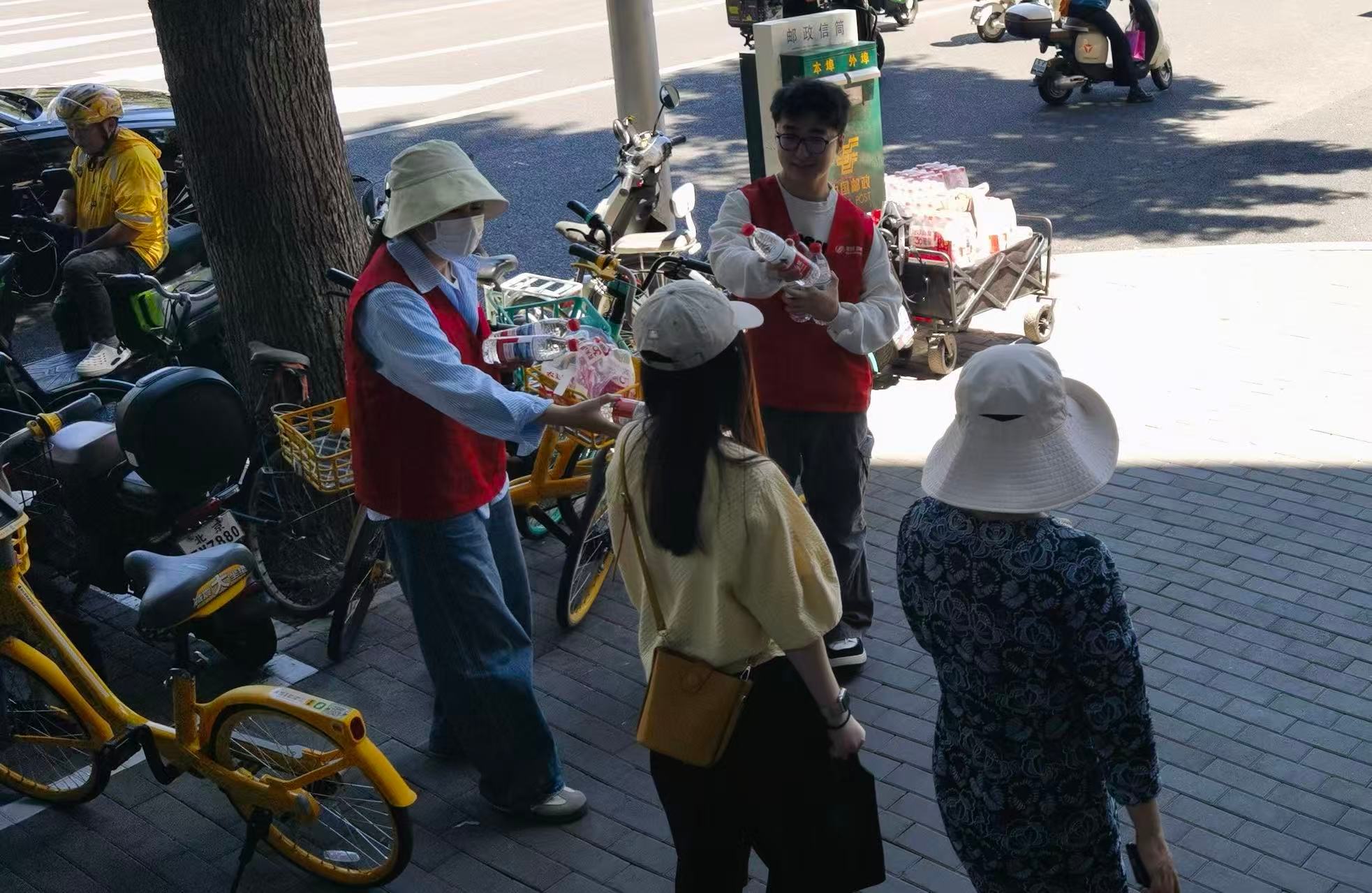 难怪考生总跑物美背后缘由太暖心考生频频逛物美真相出人意料考点外准备矿泉水也太贴心