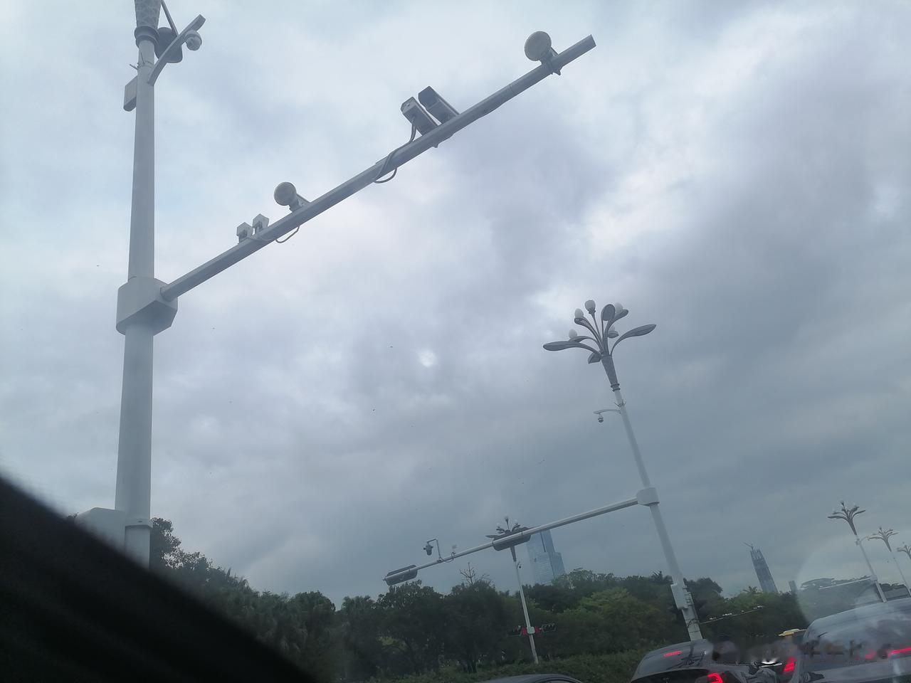 这个区域有很多小孩放风筝，天空上各种各样的风筝争奇斗艳。由于风筝小，照片中不太好