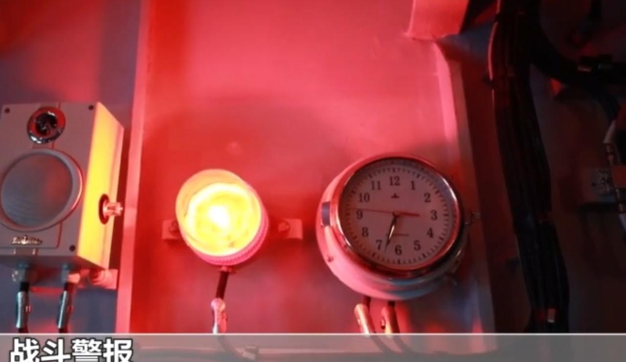 战斗警报骤然响彻海天，舰艇编队即刻列阵出击。作战舱内，官兵紧盯态势屏，口令声与键