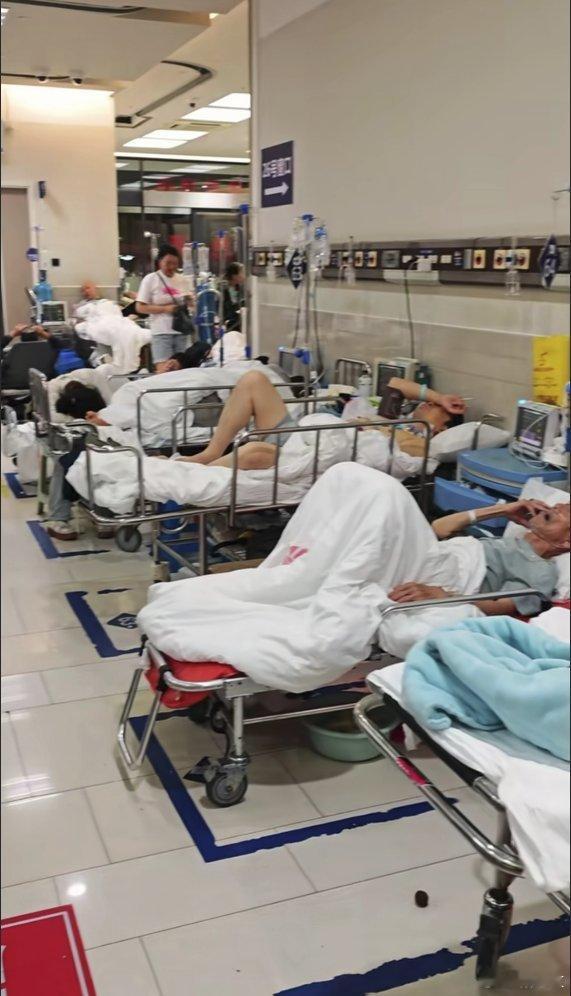 去趟医院，打个进口长效减脂针，非要去趟急诊那边注射，然后在等的过程中就一直看着救