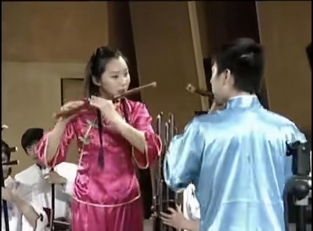 岁的孙楚泊与同学一块登台演奏笛子的照片。