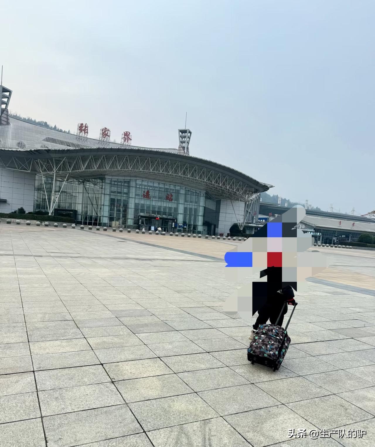 到张家界下高铁千万别坐黑车！

我们下高铁准备去酒店放行李，一个中年男人一直凑上