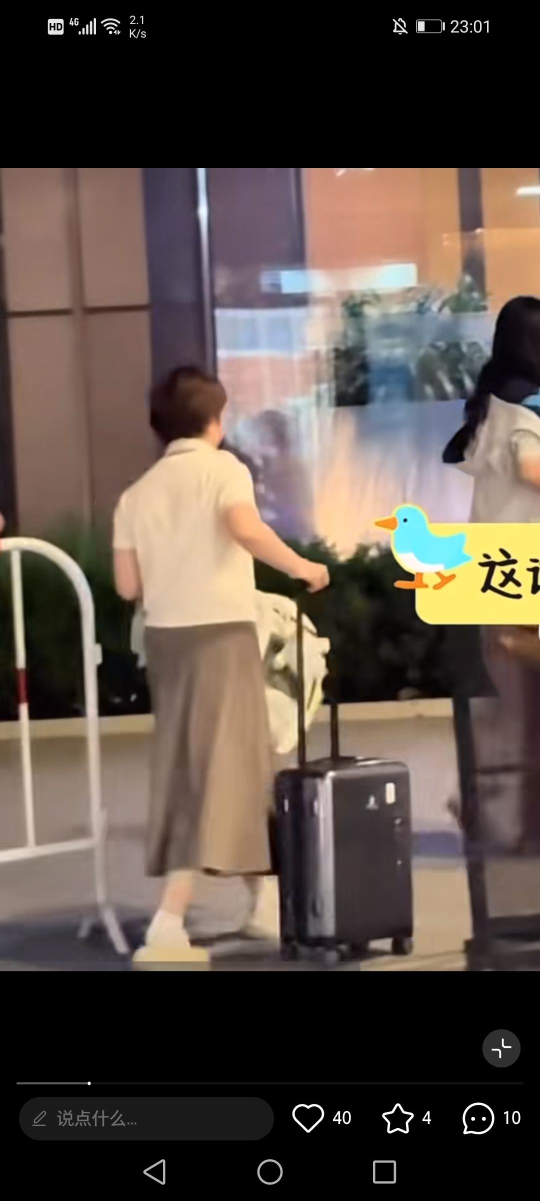蒯曼今晚与父亲一起落地雄安备战乒超联赛第二阶段比赛。路透中蒯曼身穿学生样式制服半
