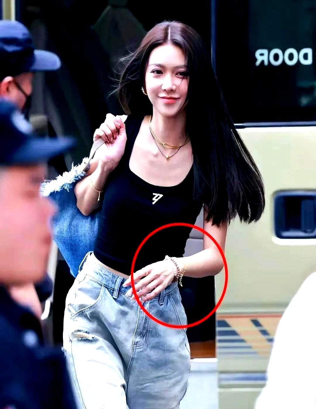 镜头扫过去，薛凯琪一抬腿，粉色内裤大剌剌出镜。三小时两千万播放，热搜爆了。粉丝护