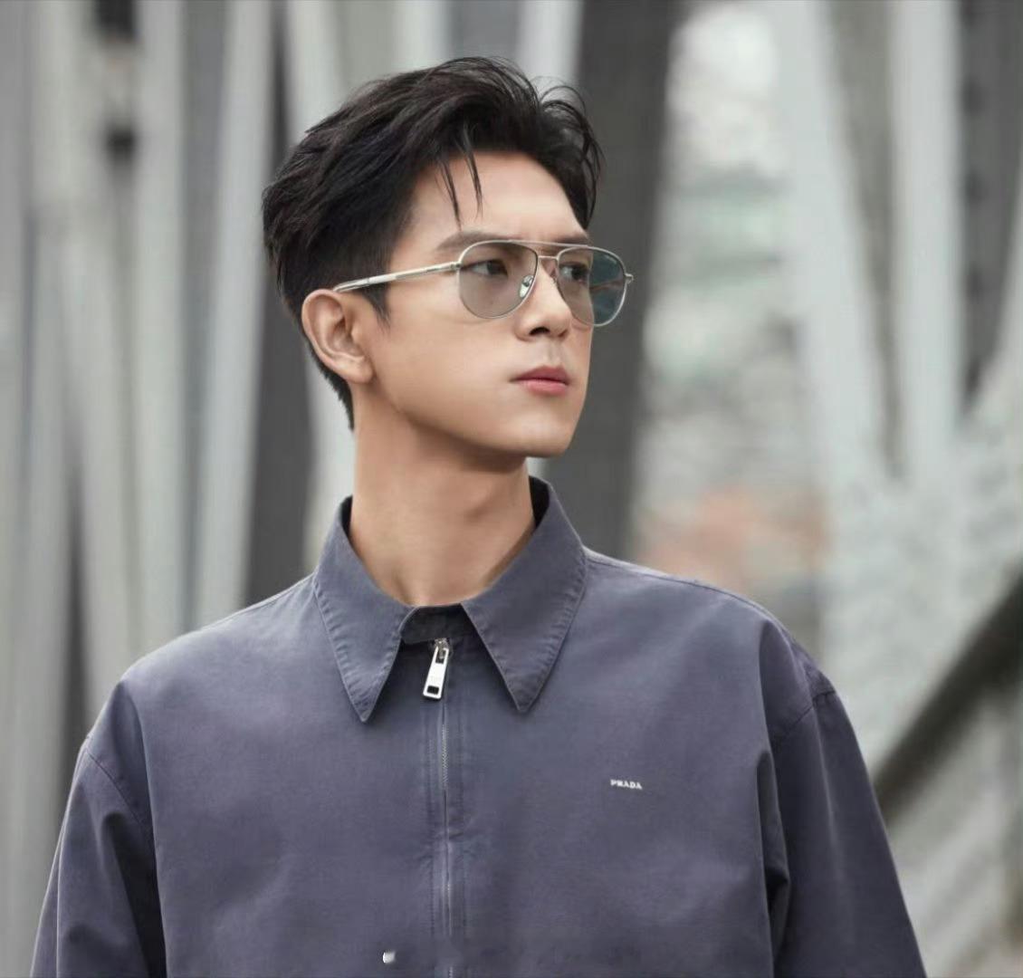 李现prada物料，期待更多高清版[手指比心] ​​​