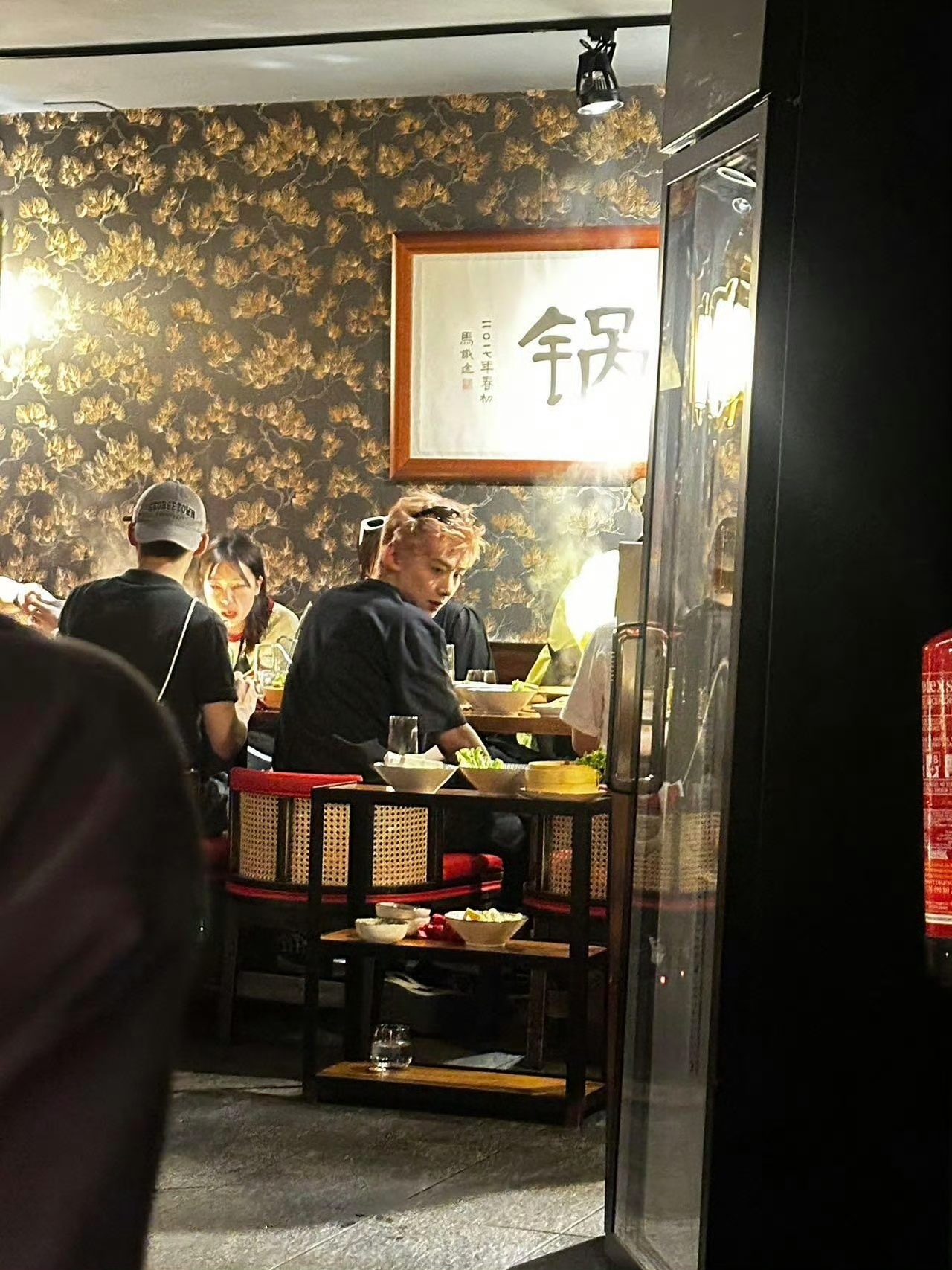 #白敬亭好爱火锅##白敬亭西班牙吃火锅#白敬亭西班牙吃火锅，[羞嗒嗒][羞嗒嗒]