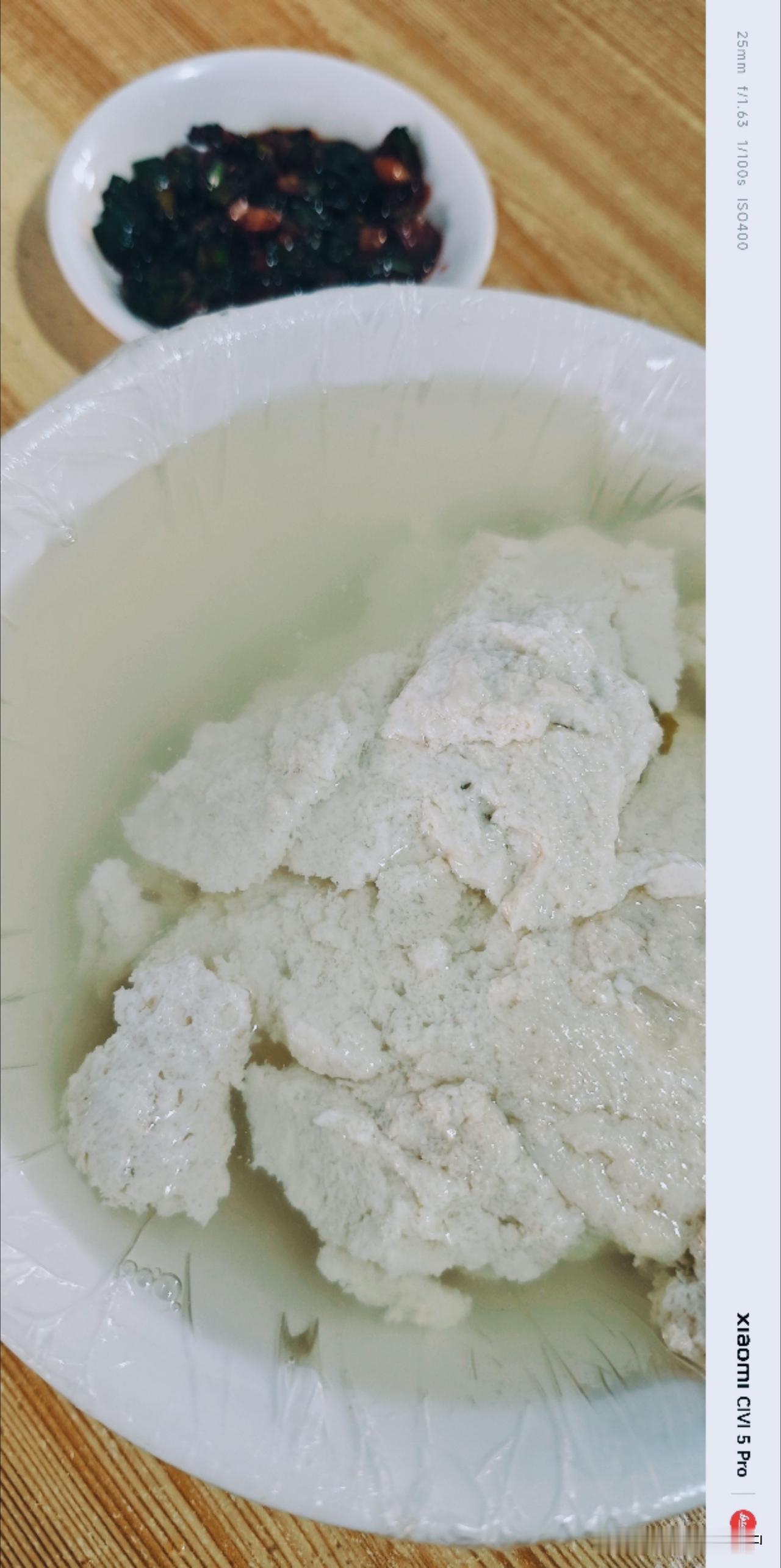 热得没什么好胃口的夏天，小城的人自有酸爽的办法。一碗麻辣鲜香的面皮配一碗清汤菜豆