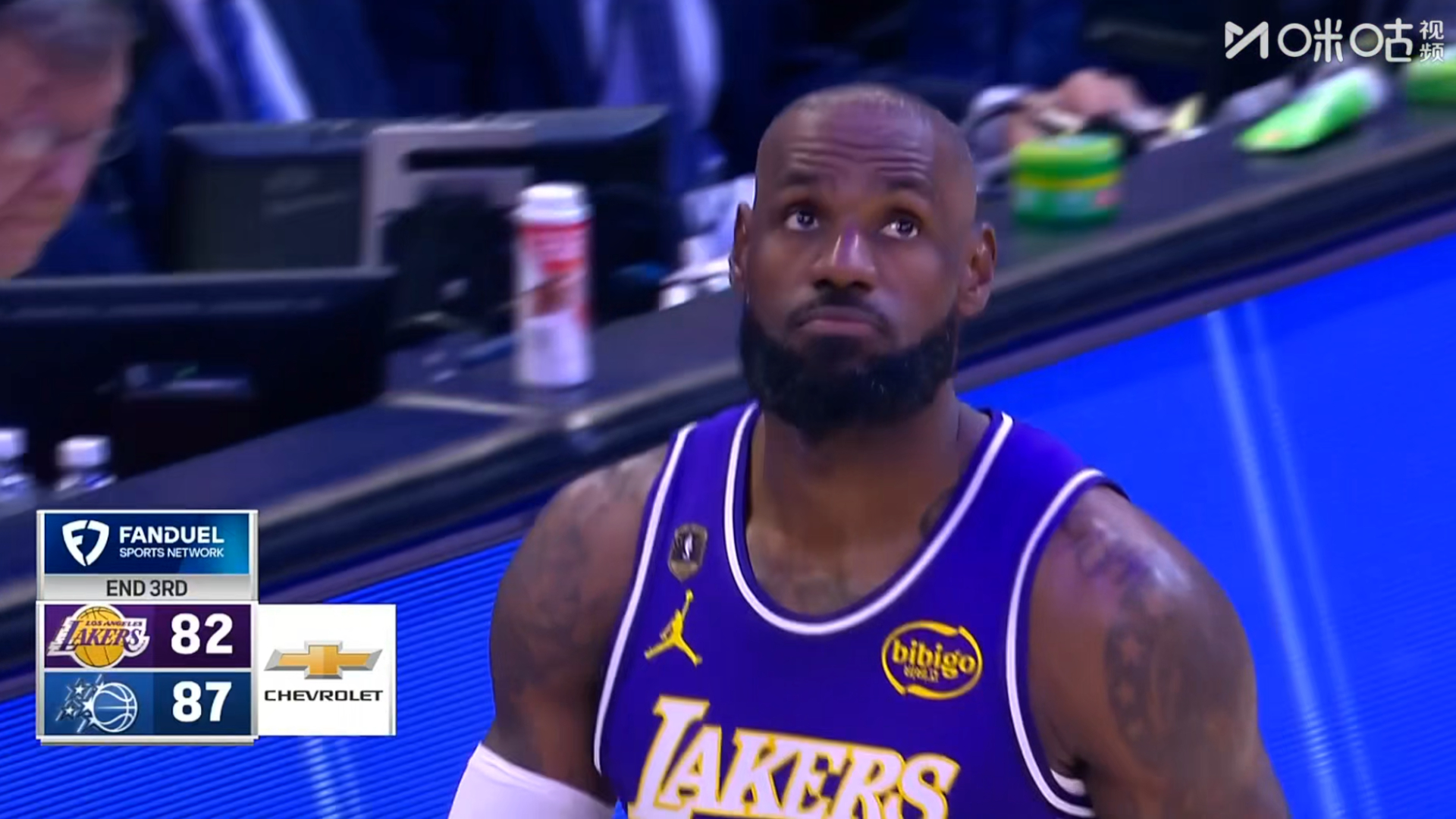 三节湖人82：87落后魔术5分，第四节决战了。湖人vs魔术