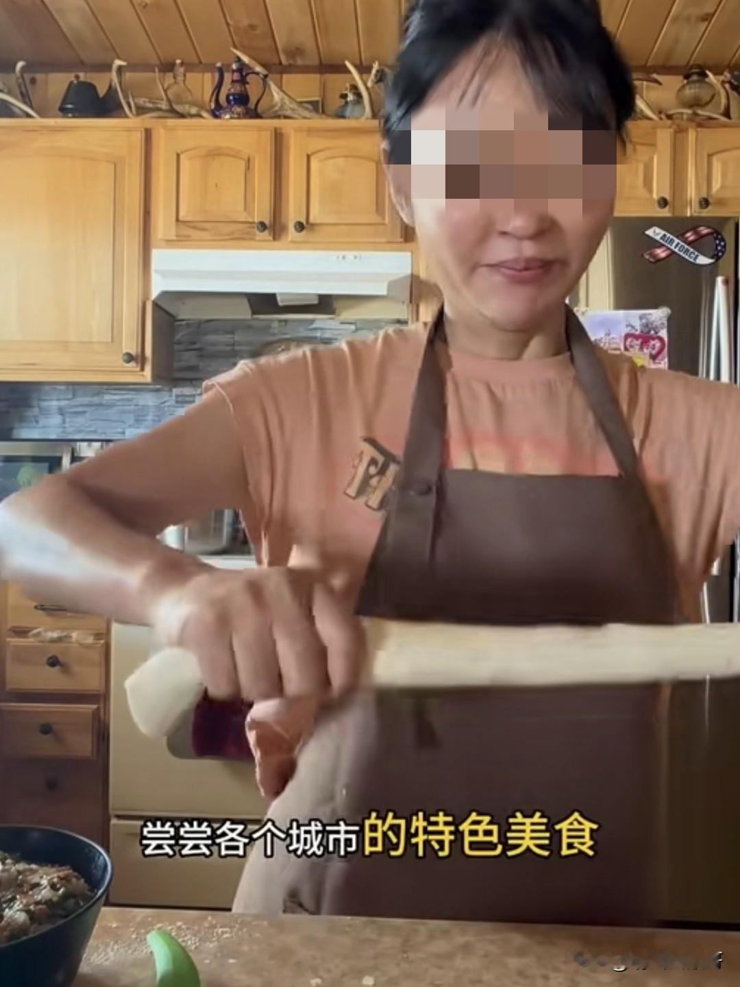 这是一个四十多岁的东北女的拍的视频，她说她嫁给了德国的老公，她老公也是离婚的，现
