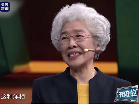 81岁女院士在央视节目上“出尽洋相”，当主持人散贝宁捡起那掉在地上的残渣泪目了，
