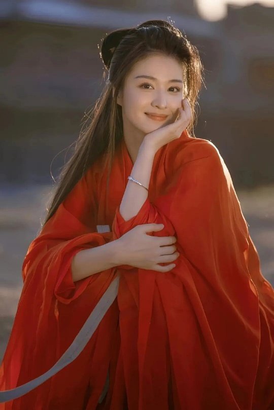 王楚然脱掉皮衣外套太爱这种反差感穿搭了！外面是又酷又拽的皮质外套，内里是繁花摇曳
