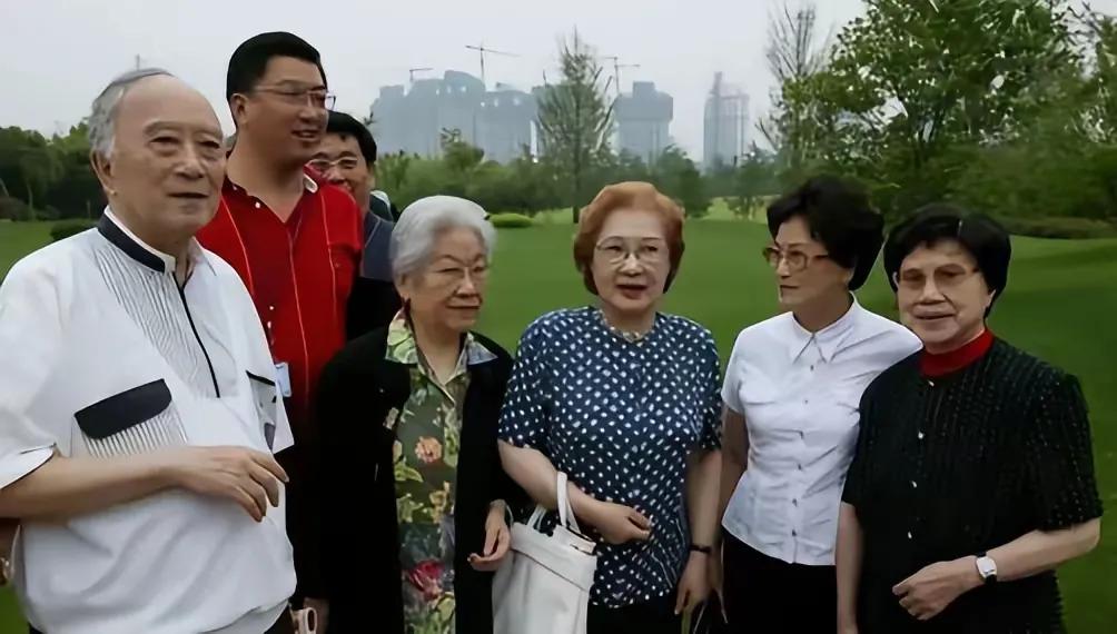 这张图片是几位老艺术家，他们是孙道临、张瑞芳、秦怡、王文娟、徐玉兰，全是大师级的