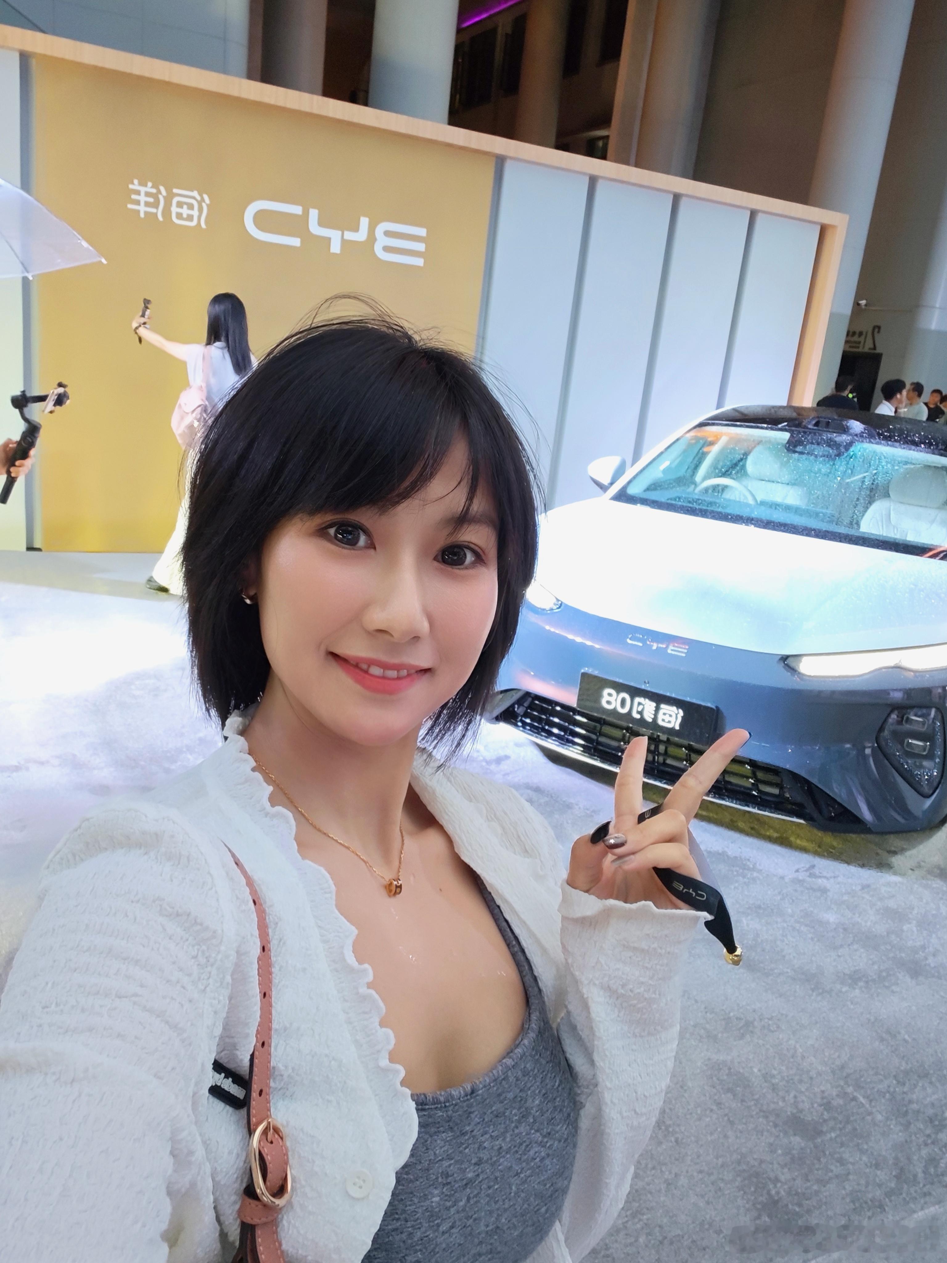 到比亚迪 海豹08的发布会现场了🤩下雨也抵挡不住大家对新车车的热情！好好看呀(