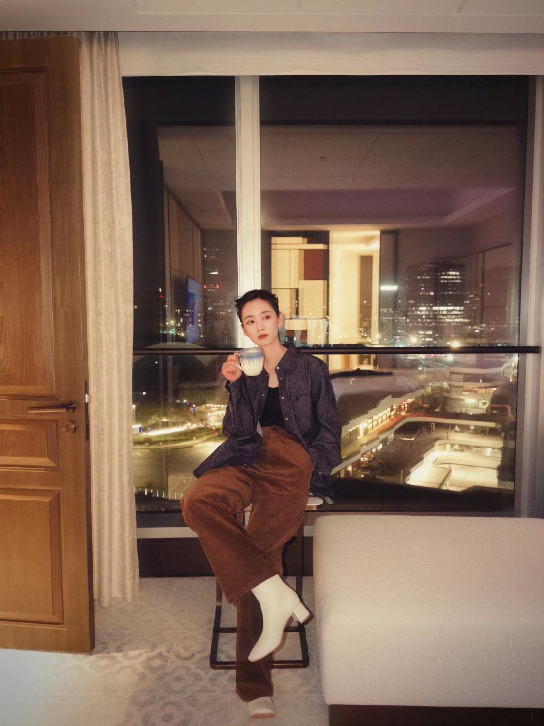 《隐身的名字》刘雅瑟
原来是一个穿搭高手
她的这身春季穿搭可美了
首先在颜色的搭