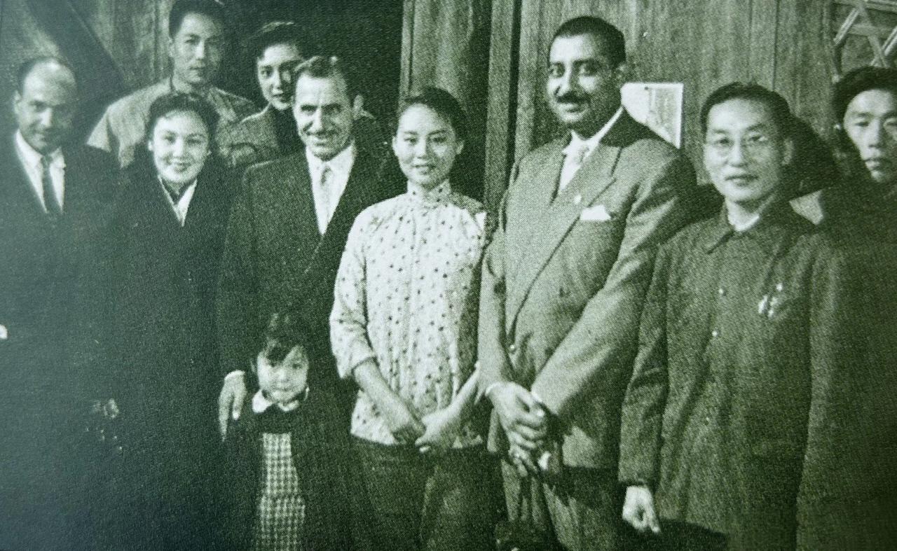 1957年埃及电影代表团访问上影
白杨 秦怡陪同参观
有赵抒音，穿的戏服不知在拍