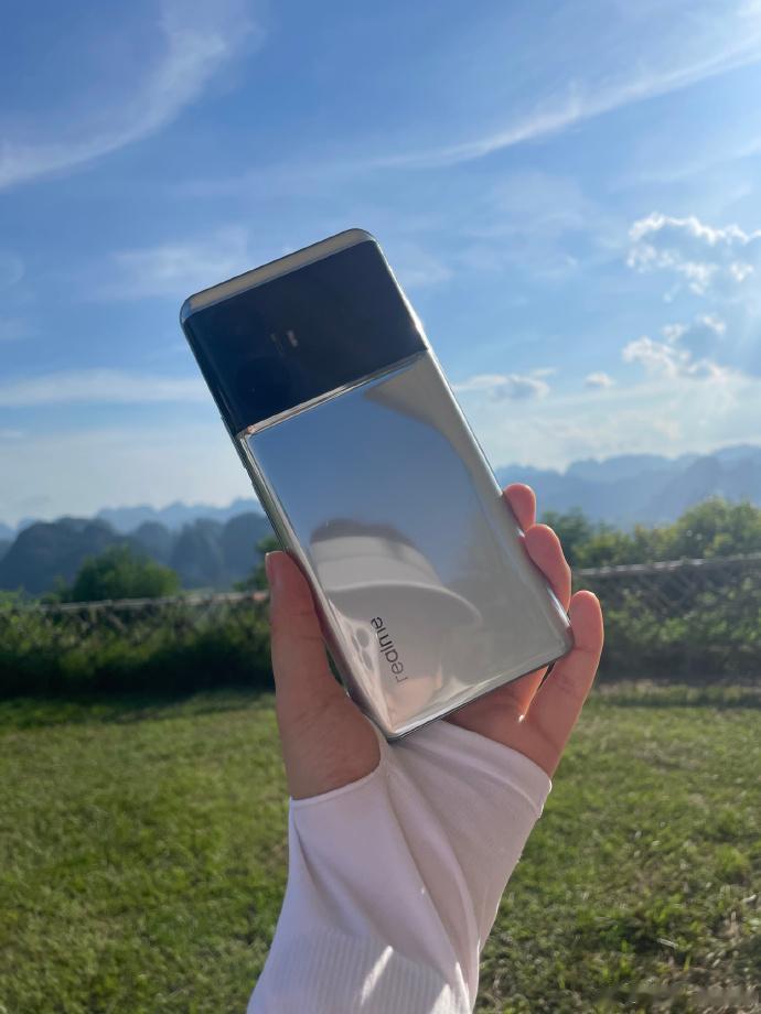 真我GT5这手机怎么感觉没有热度啊？人家银色做得这么好看，有点小米6银色探索版的