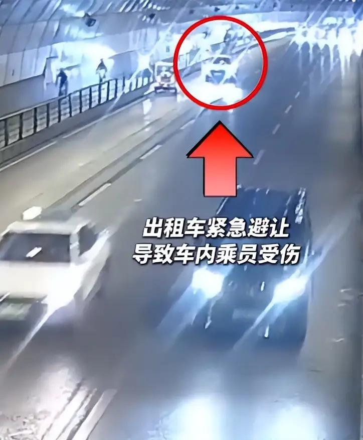 “无语了。”安徽淮南，七旬老太无证驾驶无牌电动三轮车，看到前方有交警时，直接掉头