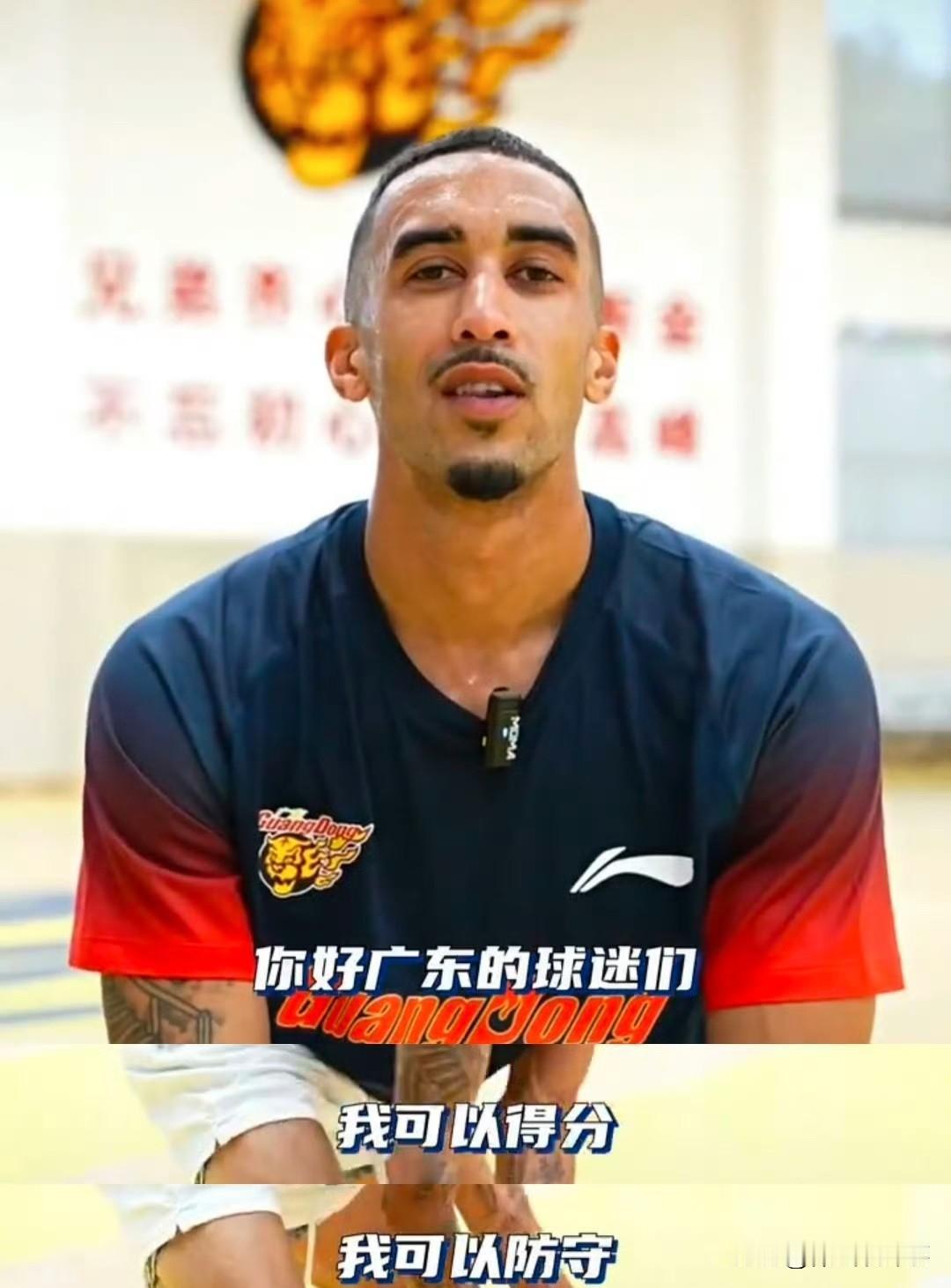 广东男篮对新加盟的外援奎因和麦考尔进行了采访，让球迷知道他们在场上的作用。
记者