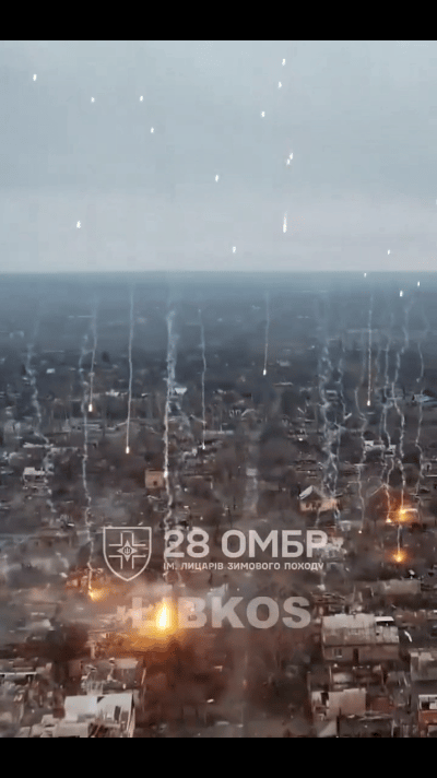 乌军第28独立机械化旅在网上发布的俄军火力攻击顿河康斯坦丁诺夫卡的视频，如同电影