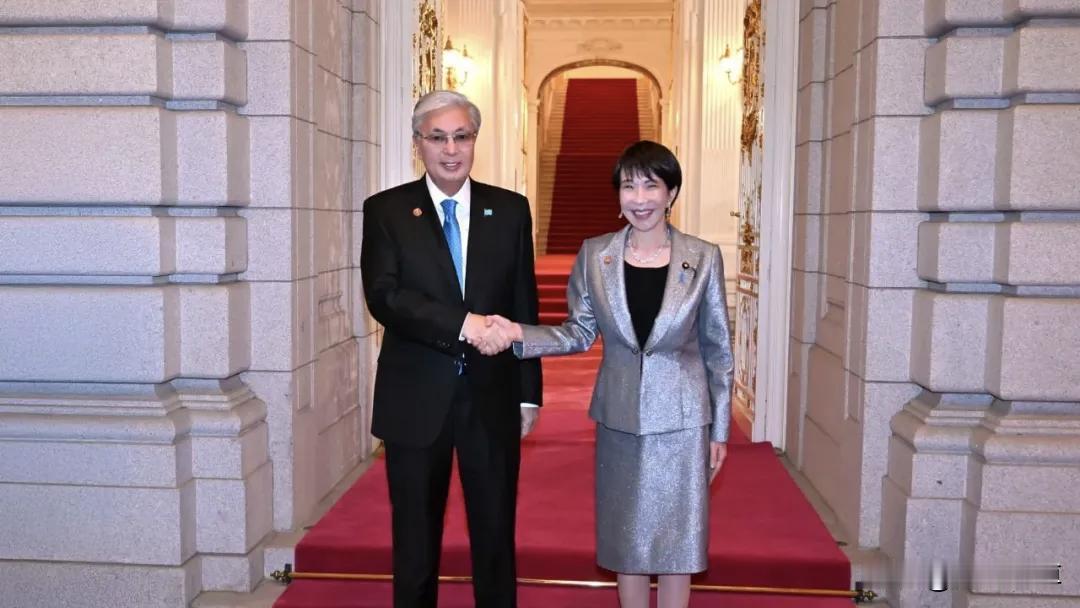 托卡耶夫和高市的合作，最终的胜利者其实是托卡耶夫。高市这次拉拢托卡耶夫，是用经济