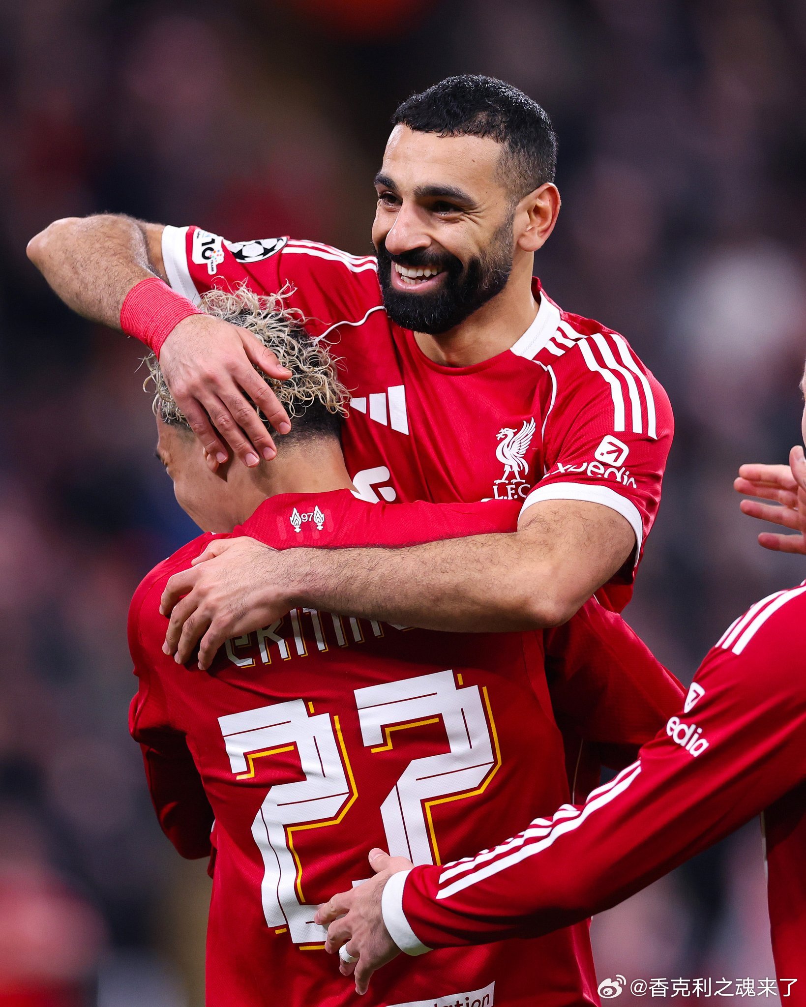 每日邮报记者斯蒂勒表示利物浦将在未来几周内制定一份萨拉赫的潜在替代者名单，相关工