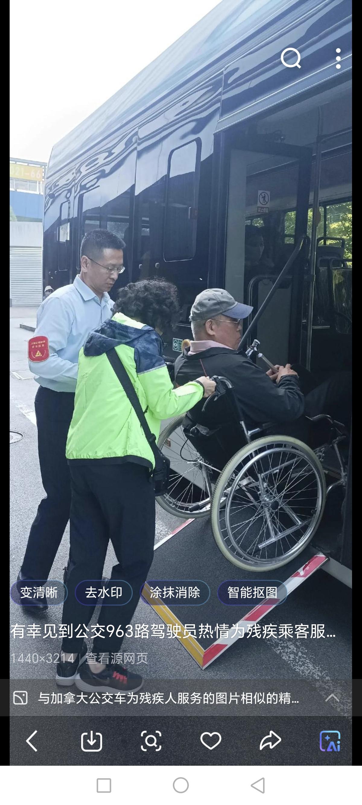 我和老伴儿在“公交候车棚”里避雨，突然来了一辆公交车，司机的举动让我们好感动！