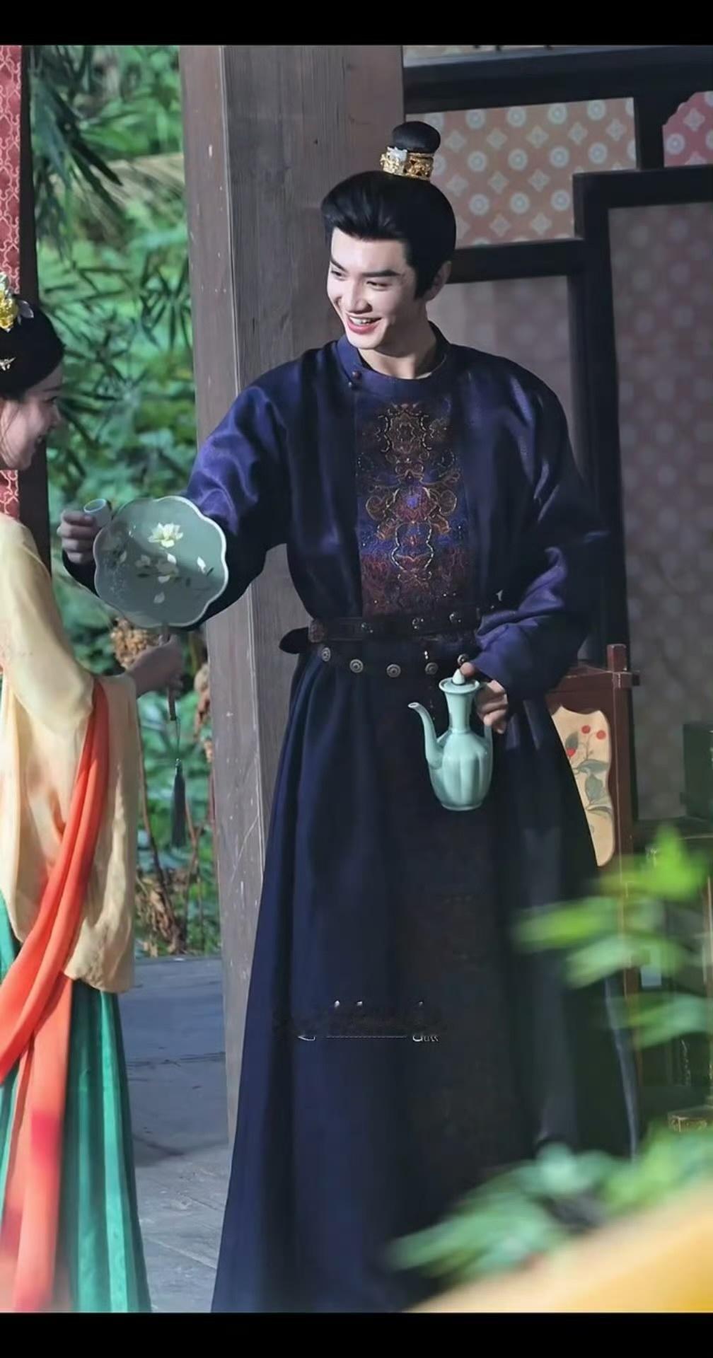 陈哲远王楚然剧组玩闹路透，哈哈哈我们敖炽又调皮了，就这么逗裟椤…