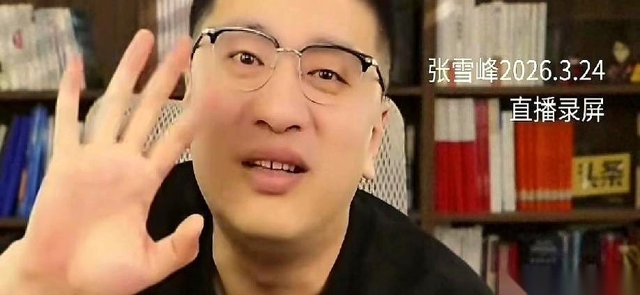 我一想到那个画面，心里就咯噔一下。
下午放学的校门口，一个小女孩背着书包，踮着脚